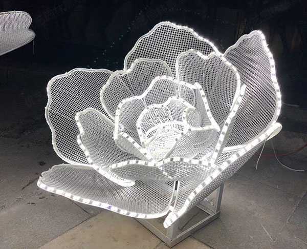 星空体育娱乐莱切赞助商工厂现货镂空发光玫瑰花雕塑
