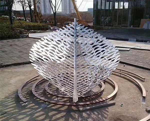 星空体育娱乐莱切赞助商工厂定制不锈钢树叶雕塑