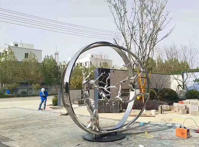 星空体育娱乐莱切赞助商制作,圆环树枝雕塑
