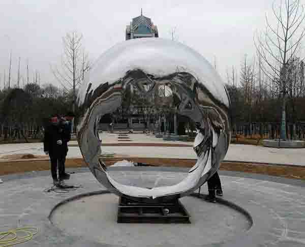 河南省济源市某楼盘门前广场水景星空体育娱乐莱切赞助商标志