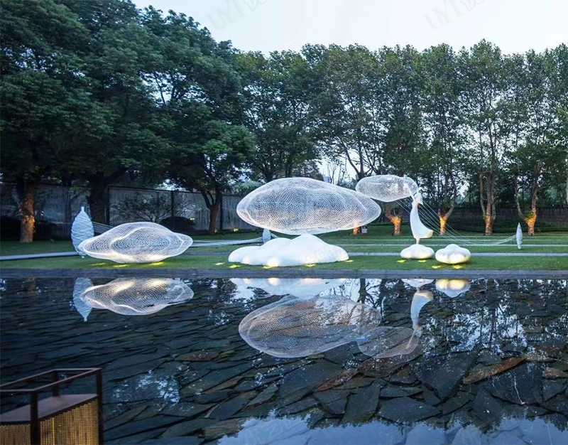 不锈钢云朵雕塑
