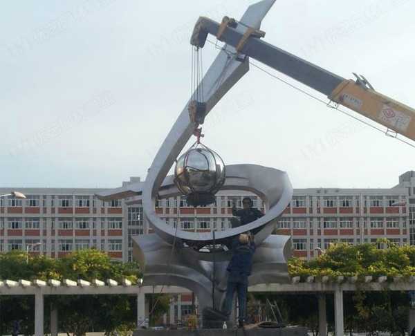 星空体育娱乐莱切赞助商厂家分享现代城市中出现较多的景观雕塑