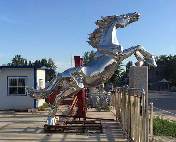 星空体育娱乐莱切赞助商厂家——不锈钢马雕塑的制作