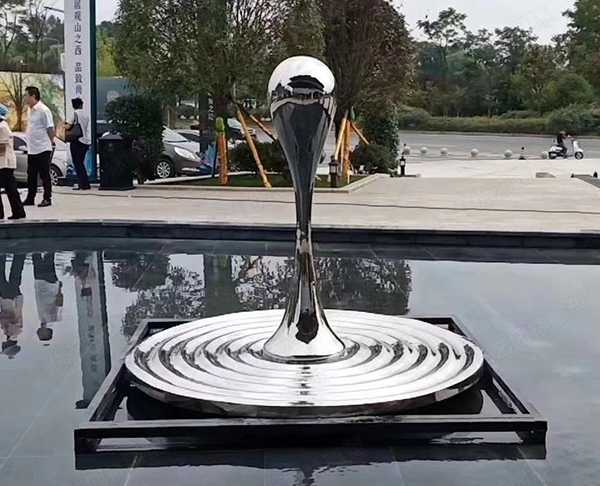 星空体育娱乐莱切赞助商有限公司制作户外水滴雕塑